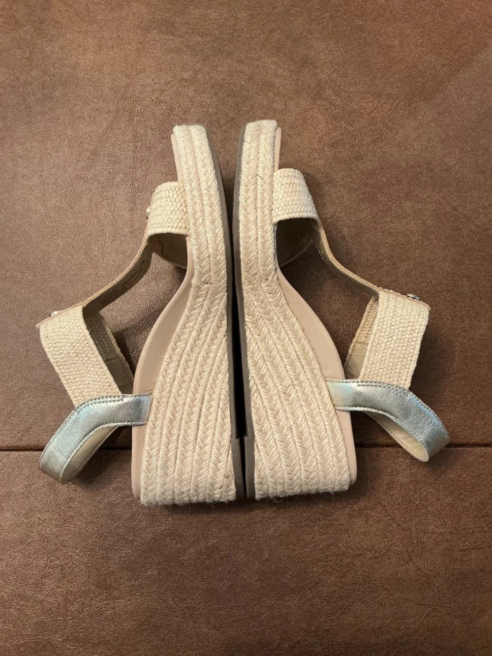NWOB Pair of Vionic Comfort Sandals Espadrille in Metallic GOLD and Sand Sz 6.5